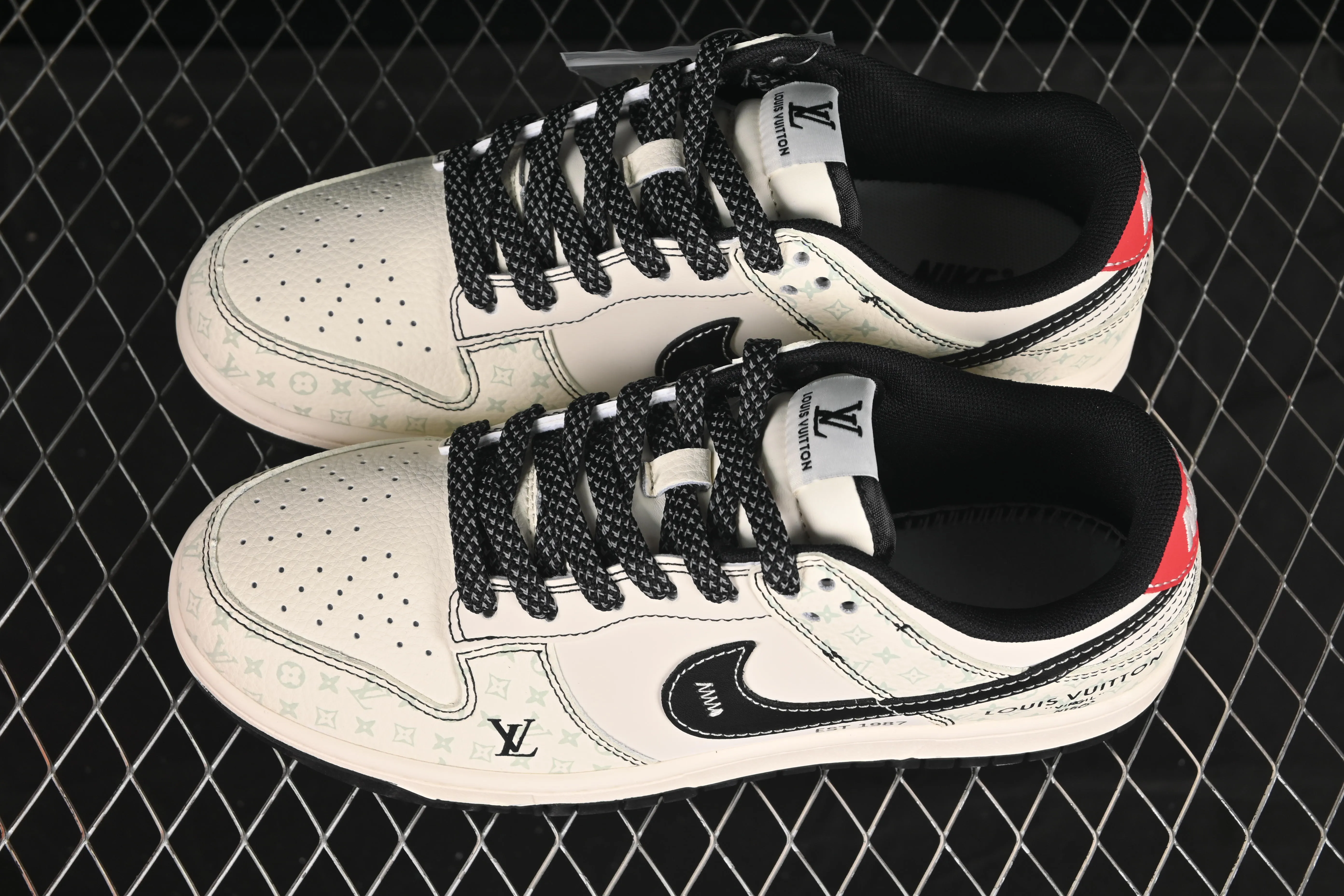 All categories Nk SB Dunk Series Nk SB Dunk Low High-end customized low-top sneakers Nike SB Dunk Low LV luminous black bottom with red tail Anniversary high-end customized low-top casual sneakers YX5066-362